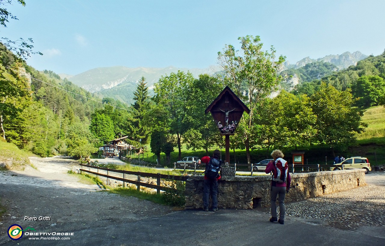 09 Prendiamo la strada acciottolata a sinistra.JPG